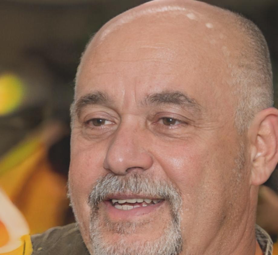 Retrato de Augusto Monterroso, director creativo de noraviqelthon